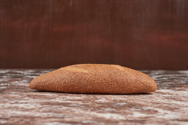 Pain de mie sur fond de marbre.