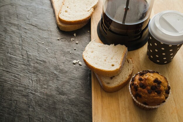 Pain et muffin avec du café