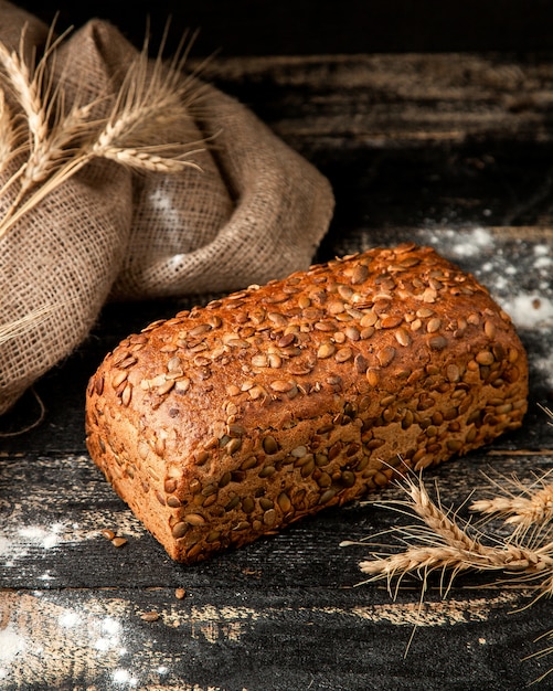 pain multigrains avec farine et blé sur table