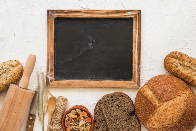 Pain et noix près des ustensiles et tableau