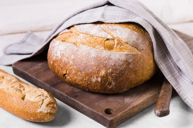 Pain rond chaud enveloppé dans un tissu