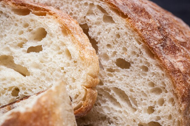 Pain rustique sur table en bois. Bois foncé