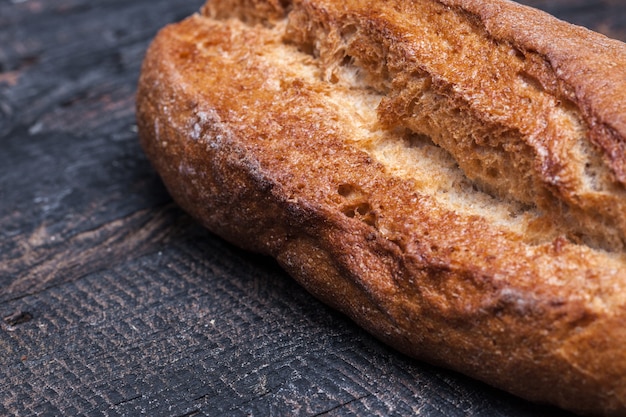 Pain rustique sur table en bois