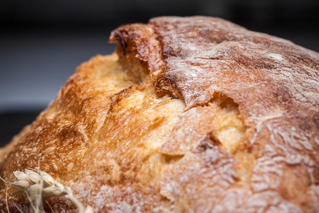 Pain rustique sur table en bois