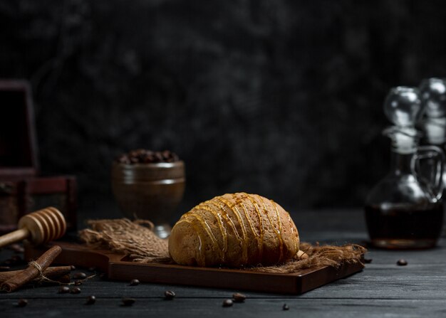 Pain à la sauce caramel servi sur une planche rustique