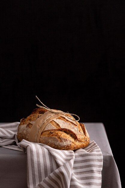 Pain savoureux sur un tissu rayé