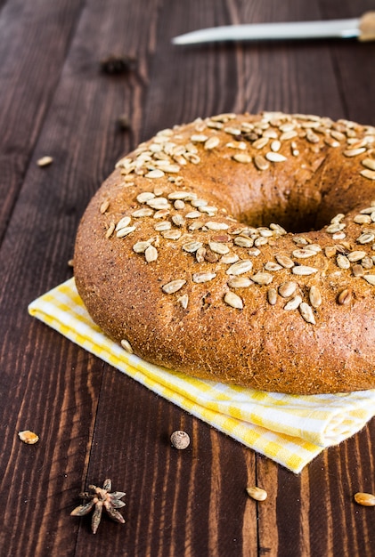 Pain de seigle aux graines de tournesol sur une serviette sur une planche de bois