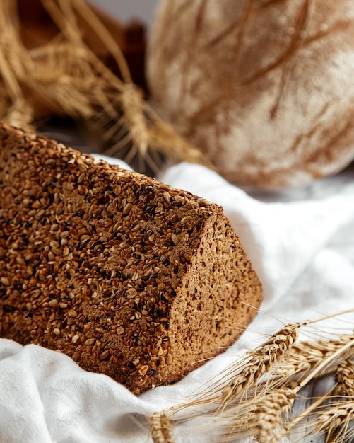 pain de seigle avec du blé sur la table