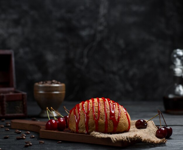 Pain sucré au sirop de cerises et aux fruits de cerises entières