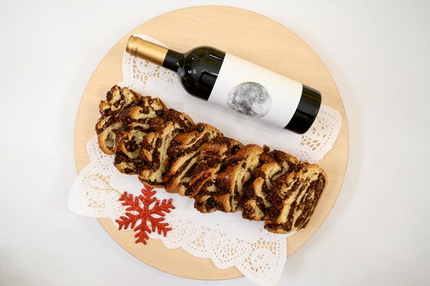 Pain sucré roumain tranché rustique festif avec de la cannelle et du vin Une branche de Noël sur le côté