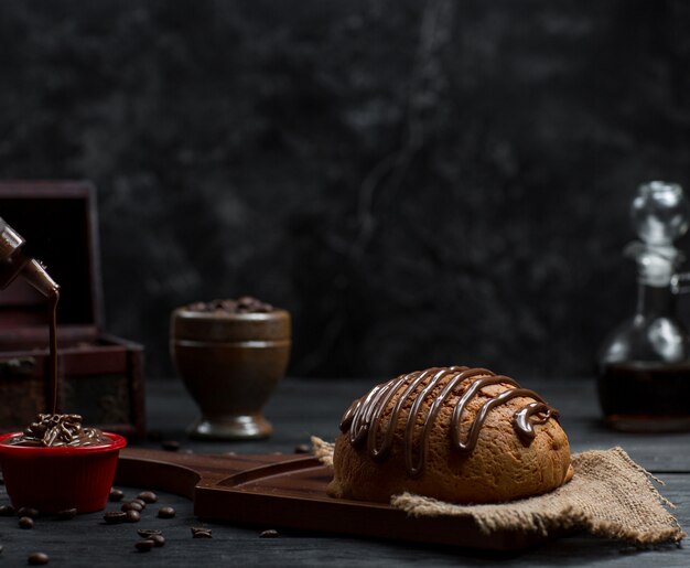 Pain sucré avec sirop au chocolat et glace au chocolat