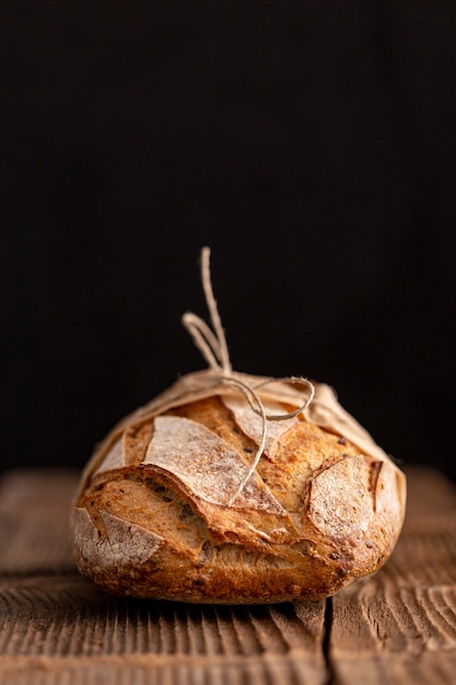 Pain sur table en bois