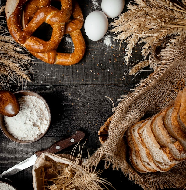 Pain tranché blanc avec deux œufs sur la table