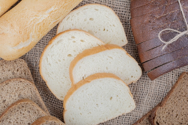 Photo gratuite pain variété d'aliments frais sur un sac