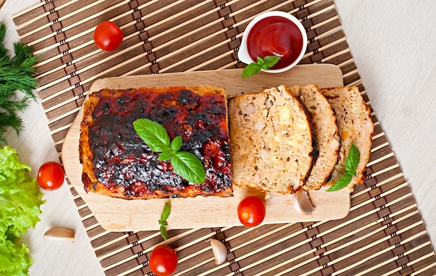 Pain de viande haché fait maison avec du ketchup et du basilic