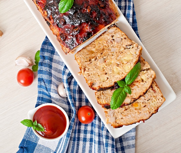 Pain de viande haché fait maison avec du ketchup et du basilic