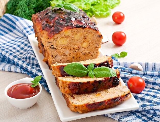 Pain de viande haché fait maison avec du ketchup et du basilic