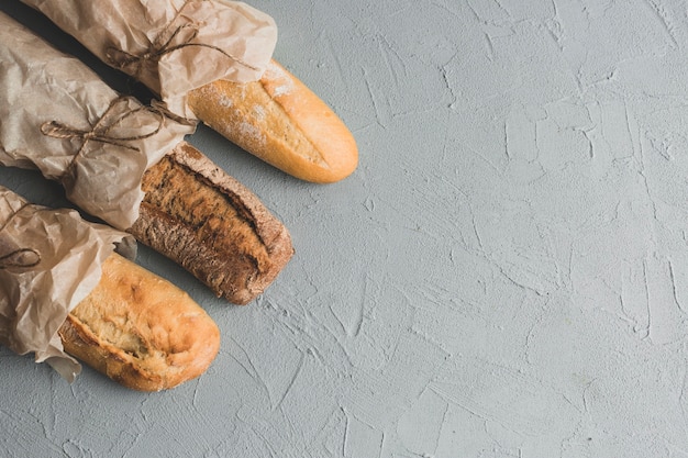 Photo gratuite pains baguette en composition