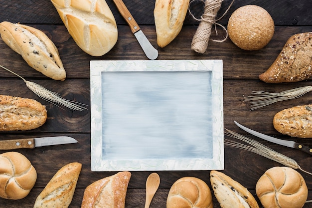 Photo gratuite pains et couteaux autour du cadre