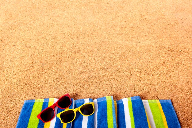 paire coloré de suglasses sur la plage