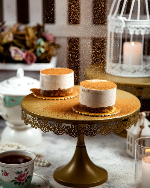 Une paire de dessert à la cannelle et une tasse de thé