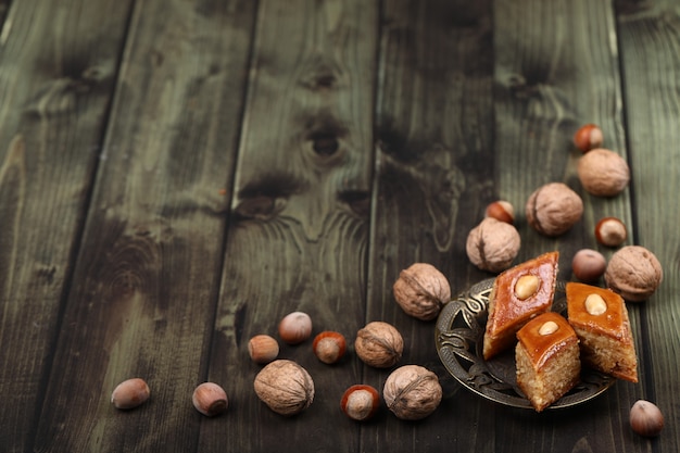 Pakhlava caucasien traditionnel avec des noix autour