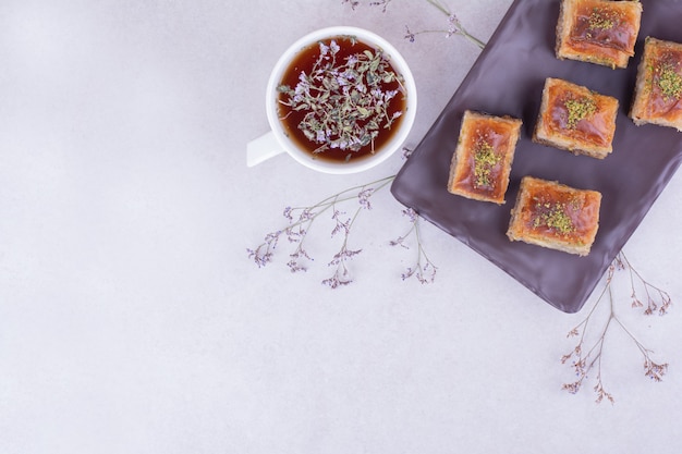 Photo gratuite pakhlava turc avec une tasse de tisane