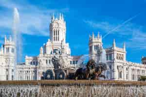 Photo gratuite palais de cibeles et fontaine de la plaza de cibeles à madrid, espagne