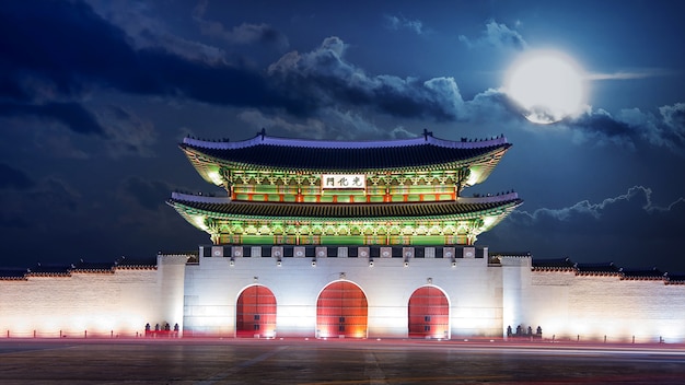 Photo gratuite palais gyeongbokgung et pleine lune la nuit à séoul, corée du sud