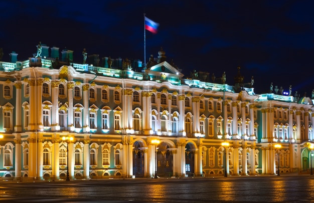 Palais d&#39;hiver à Saint-Pétersbourg en nuit