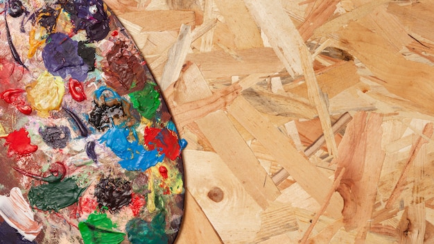 Palette de couleurs sales sur fond d'espace copie en bois