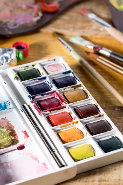 Palette de peinture à angle élevé avec pinceaux et couleurs