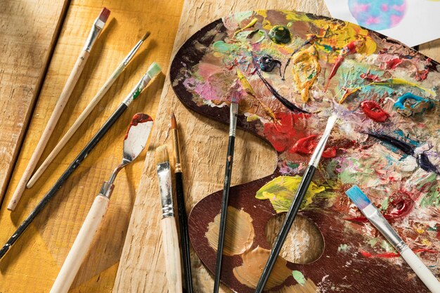 Palette de peinture avec pinceaux et spatule