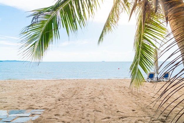 Palm et plage tropicale à Pattaya en Thaïlande
