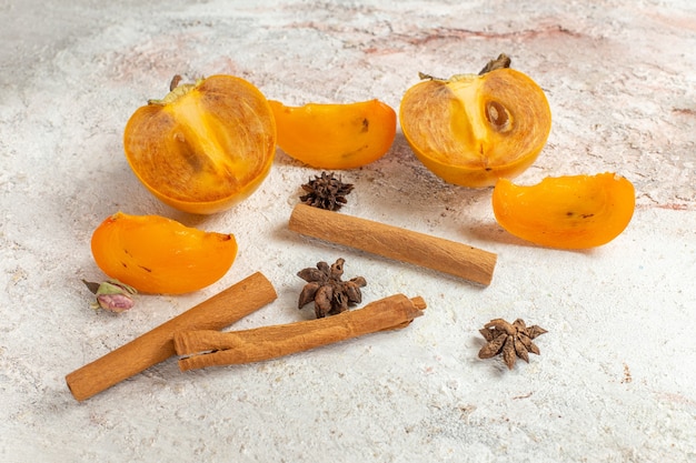 palmiers et bâtons de cannelle et anis sur marbre blanc