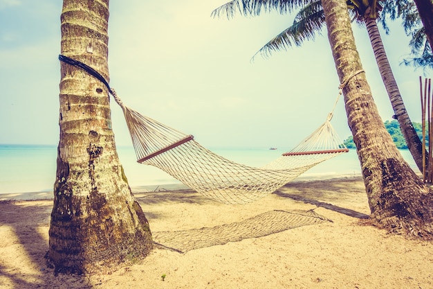 Photo gratuite palmiers îles bleu hamac océan