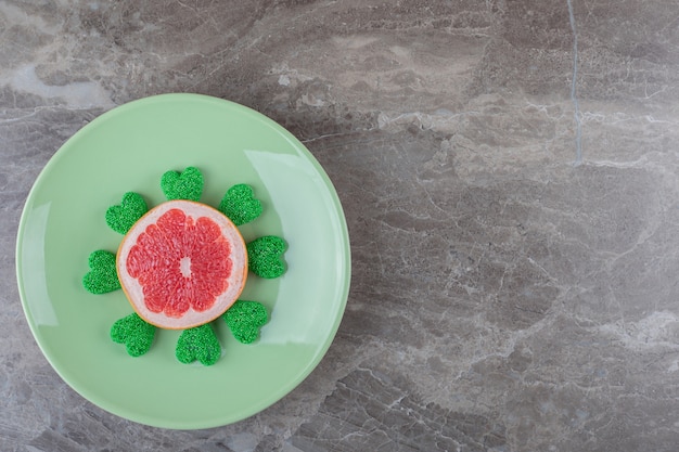 Pamplemousse et biscuit sur la plaque sur la surface en marbre