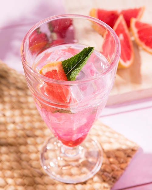 Photo gratuite pamplemousse et boisson aux fraises sur table