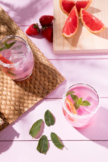 Photo gratuite pamplemousse et boisson aux fraises