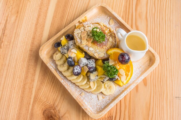 Pancake et de fruits à la crème glacée sur la table.