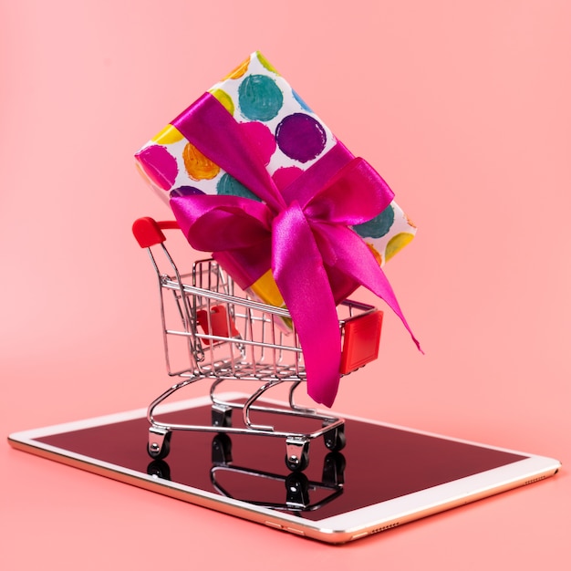 Panier d'achat avec cadeau sur tablette