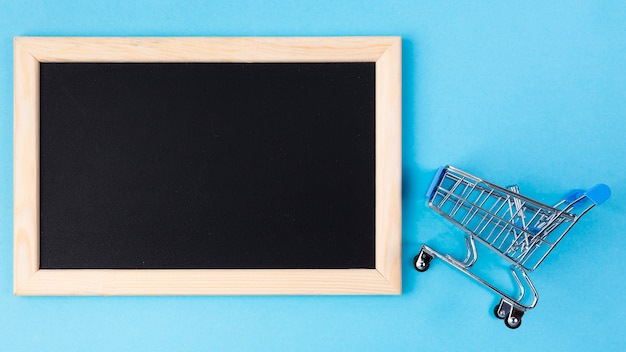 Panier d'achat près du tableau blanc