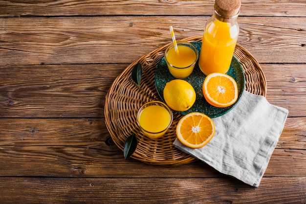 Panier à angle élevé avec bouteille et verre de jus d'orange