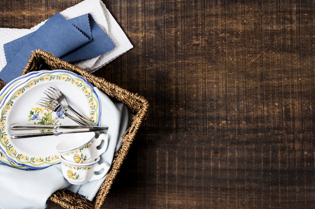 Panier avec assiettes et vaisselle avec espace de copie