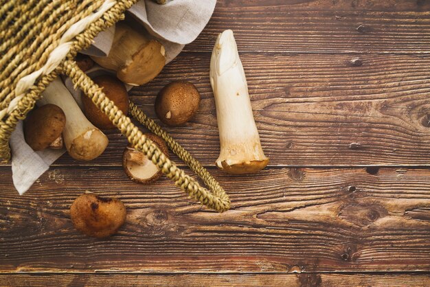 Panier sur le côté avec des champignons