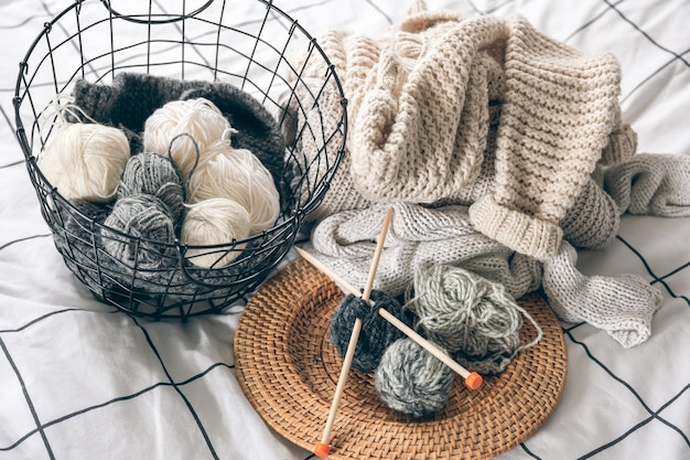 Photo gratuite panier avec des fils pour tricoter des fils et des articles de tricot de près