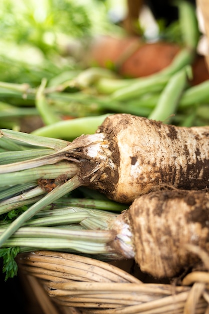 Photo gratuite panier de gros plan avec panais bio