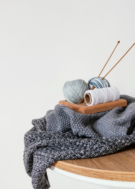 Panier avec de la laine et des aiguilles à tricoter