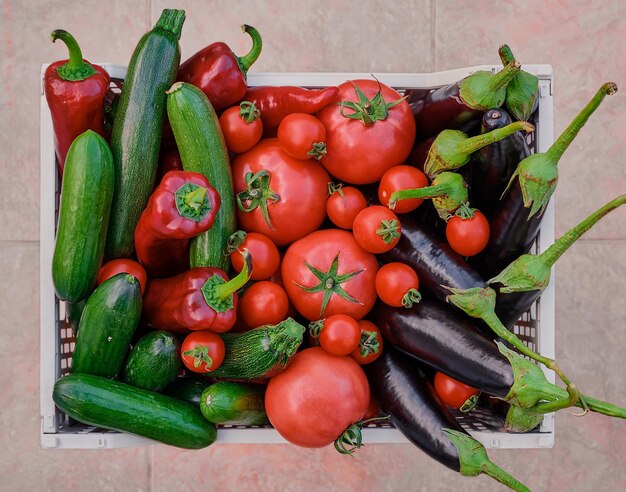 Panier avec légumes frais de saison du marché fermier produits frais naturels de saison avec livraison pour une alimentation saine et variée la base d'une vie épanouie vue de dessus