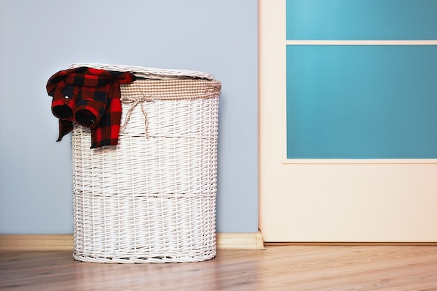 Panier à linge avec chemise à carreaux rouge